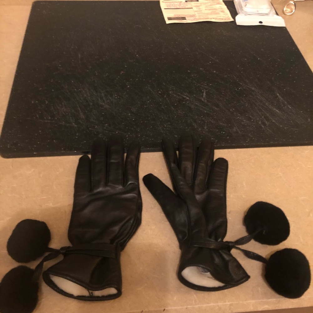 NWOT - UGG women’s black leather gloves!